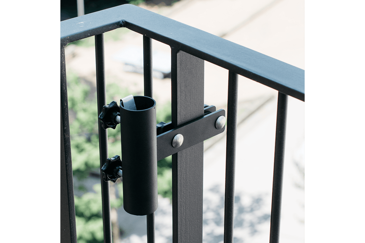 Kari parasollfäste till tunna vertikala stänger