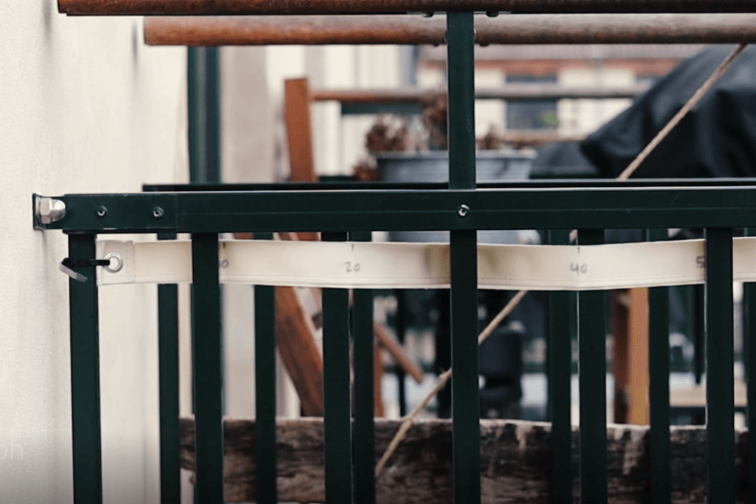 Måttband och färgprover till balkongskydd