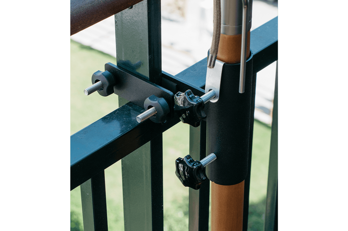 Kari parasollfäste till tunna vertikala stänger