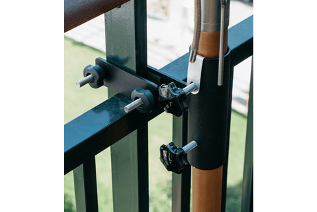 Kari parasollfäste till tunna vertikala stänger