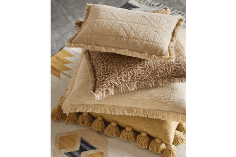 Blommigt kuddfordral med fransar 50 x 50 cm