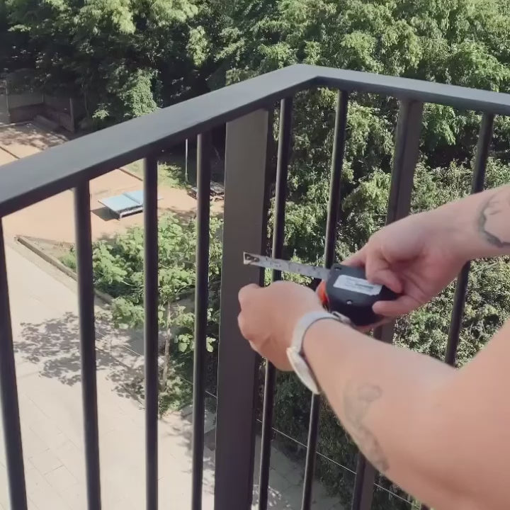 Kari parasollfäste till tunna vertikala stänger