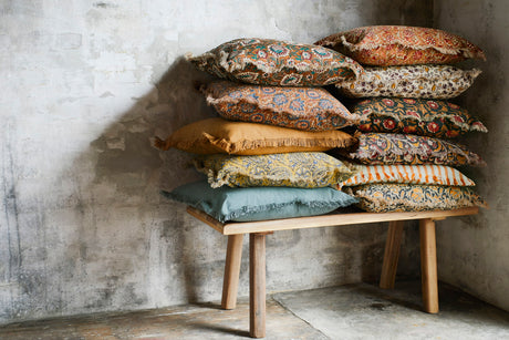 Kritstrecksrandig kuddfodral med fransar 50 x 50 cm